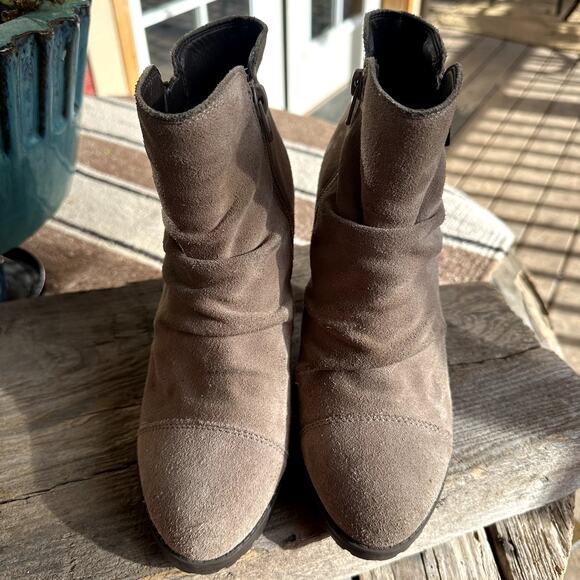 White Mountain Suede Leather Block Heel Ankle Boots 7.5 Neutral Minimalist Chic - Picture 3 of 9